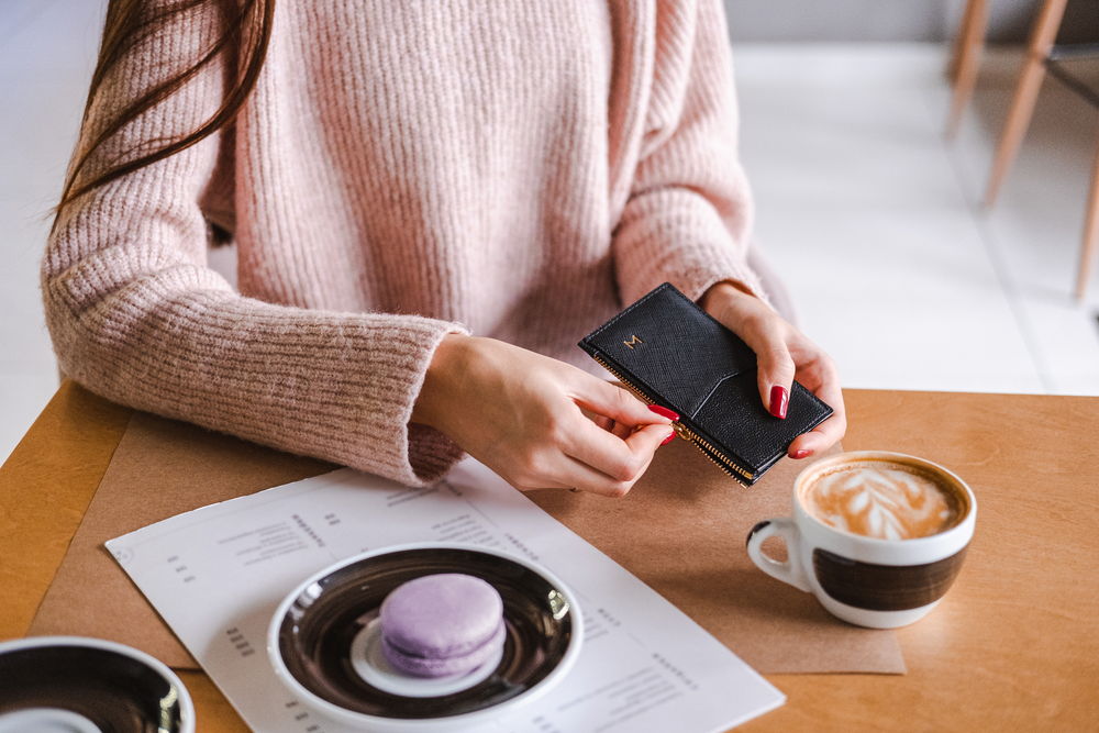 smart trackable wallet for women